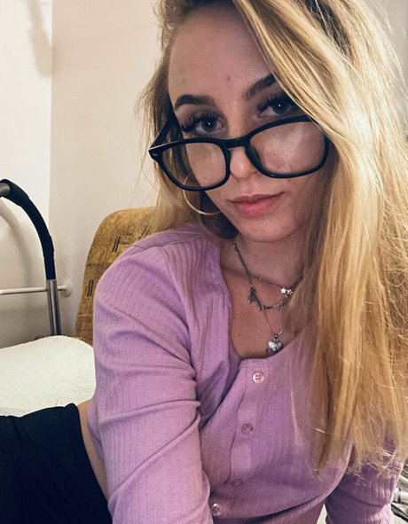 hollyclue model erotic pics