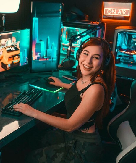 shemale fucks girl onlyfans top pics