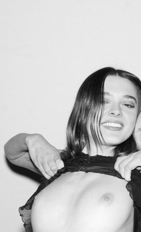 Charlotte Lawrence nudes model picture