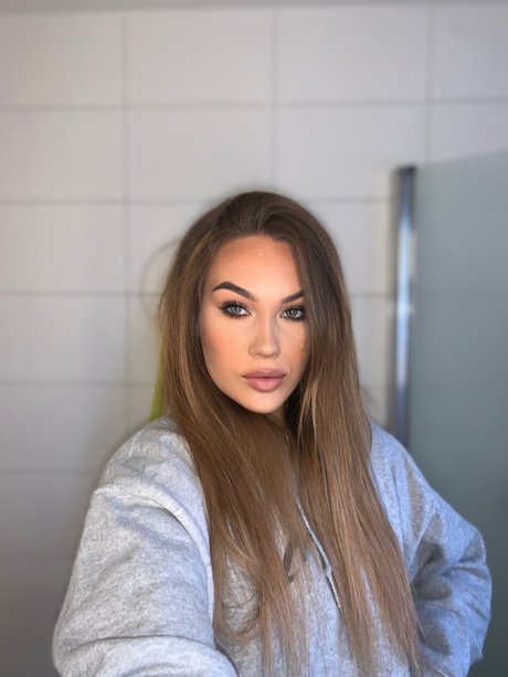 Lipknot model exclusive picture