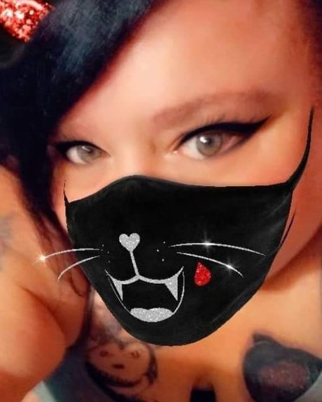 Queen Lola high quality model photo