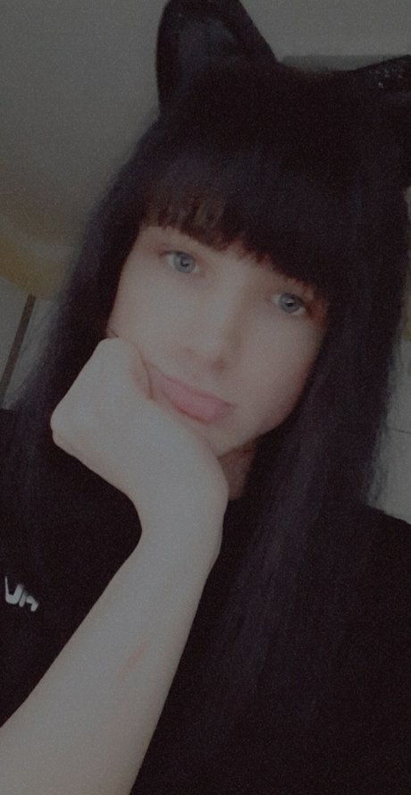 leonie hot actress images