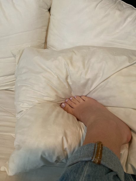 lolaslittleflower sexy actress photos