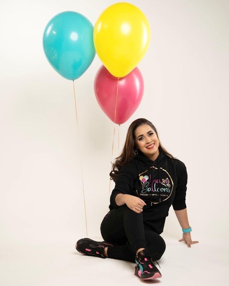 Lyna Balloons erotic model pics