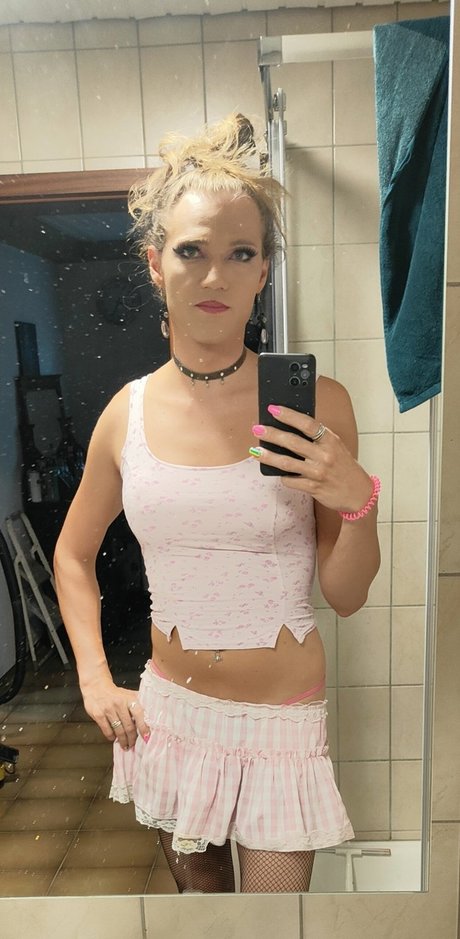 Lyara best model images