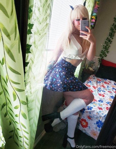 freemoon art model pic