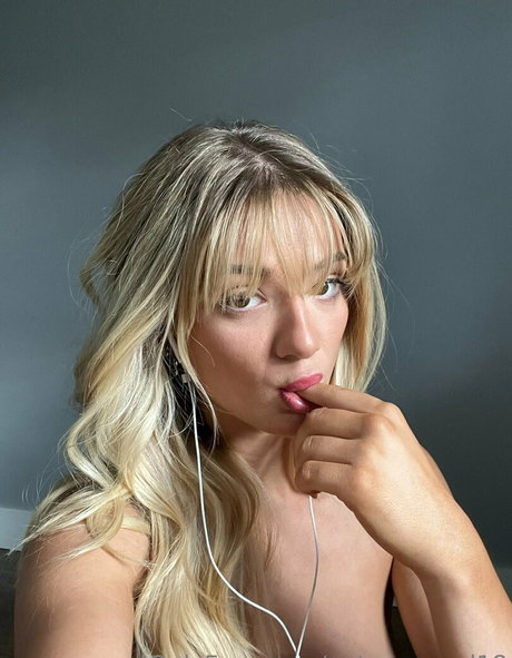 Autumnreed18 star hot img