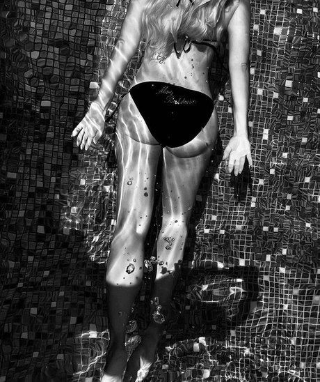 Holly Willoughby model sex pics