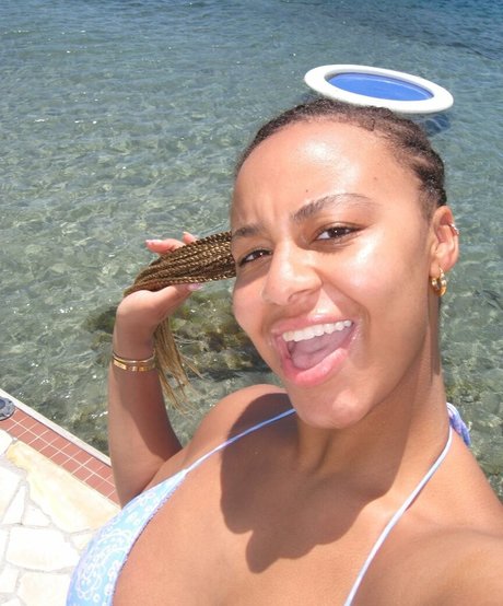 Nia Siux model top img