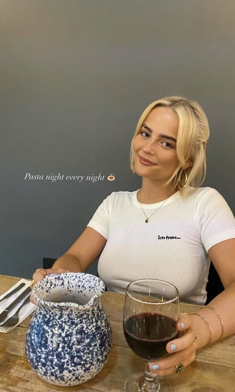 Amelia Eve Gibson model nice photo