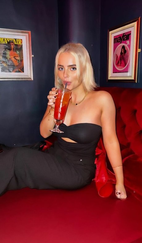 Amelia Eve Gibson model naked pics