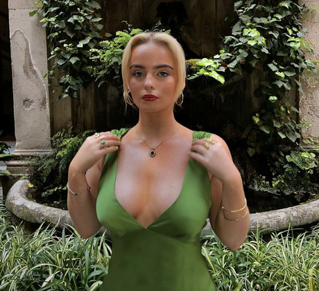 Amelia Eve Gibson model hd photo