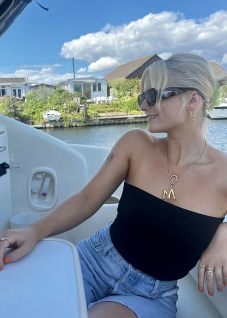 Amelia Eve Gibson perfect model images