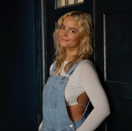 Amelia Eve Gibson porn model pic