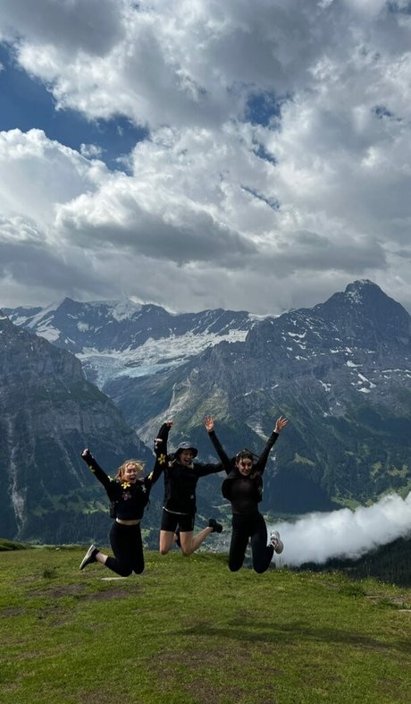 Nalopia model art gallery