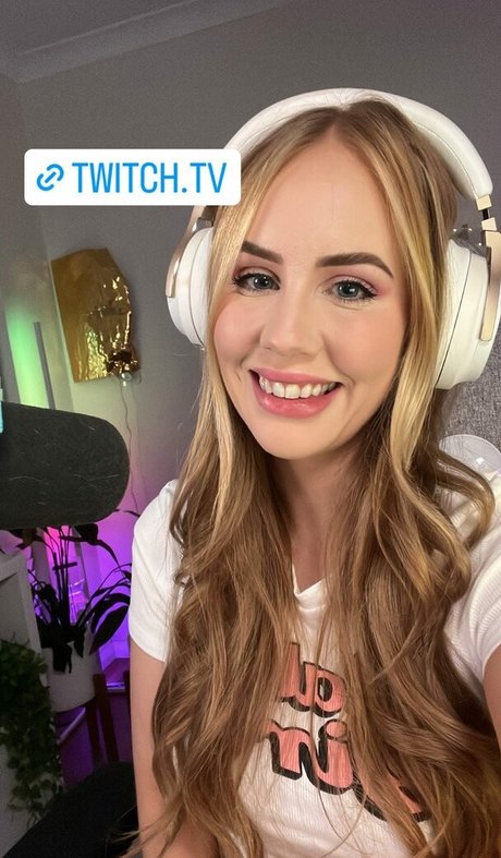 Nalopia model naked image