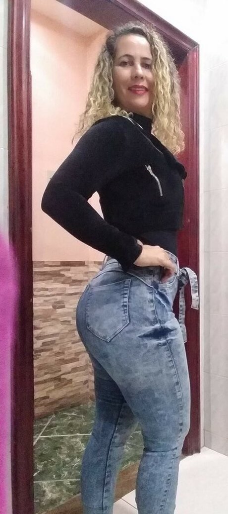 Soninha Coroa nude model img