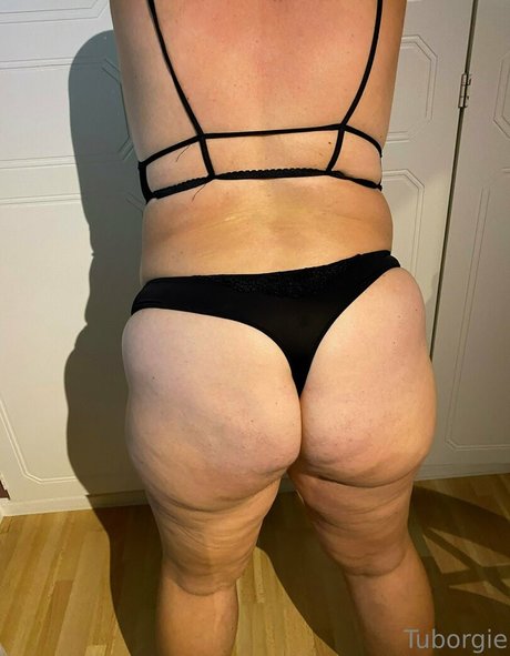 tuborgie nude model pictures