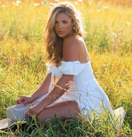 Annie Agar beautiful model galleries