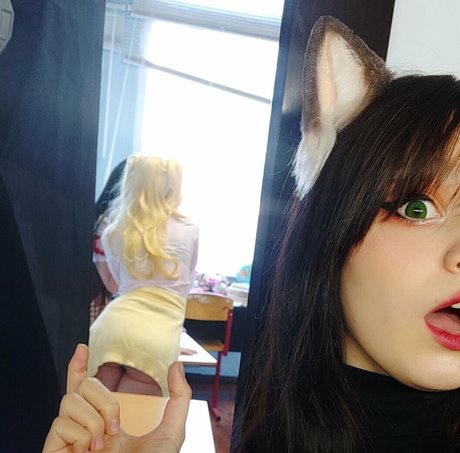 Hologana model nude photo