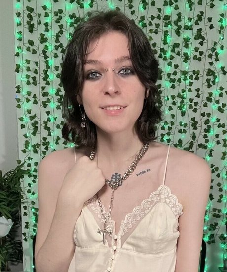 Lich Qween naked model pic