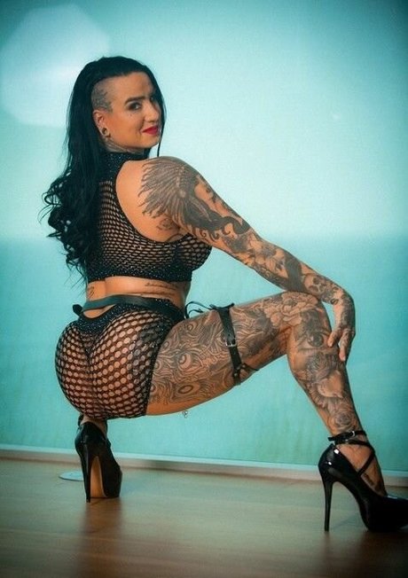 Ashlee Evans Smith nude actress gallery