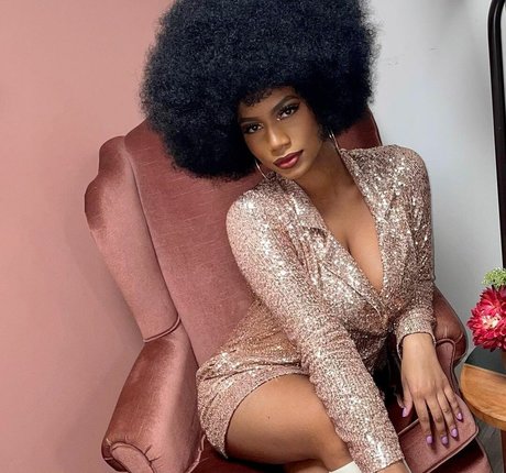 Taylor Rooks pretty model picture