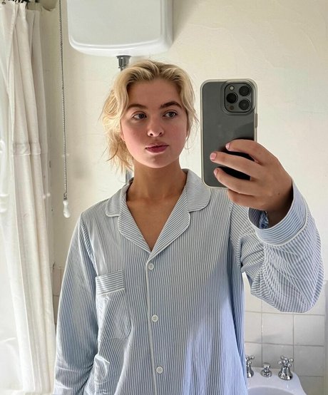 Anais Gallagher star hot picture