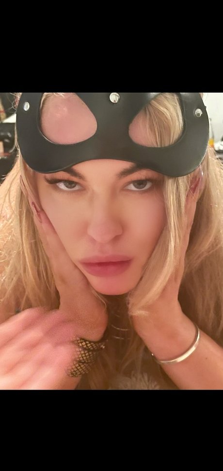 PeepingTomsQuest sex star images