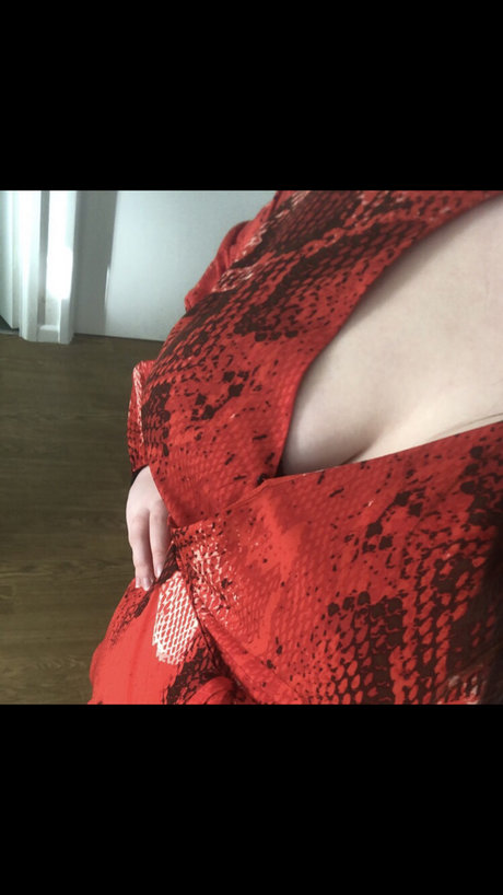 piercedqueen model naked img