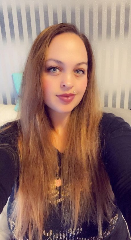 QueenSamantha model art pic