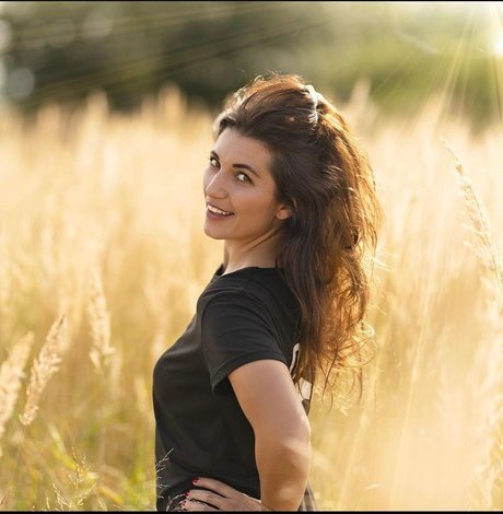 Marie Dobrovoln_ art star gallery