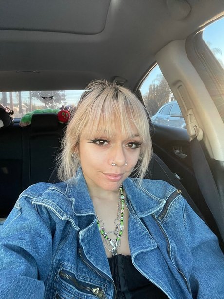 who is she_ model naked pics