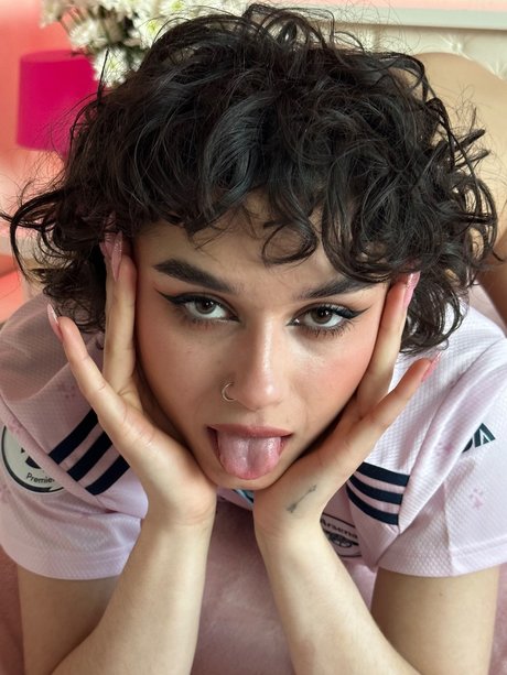 Maxin naked model image