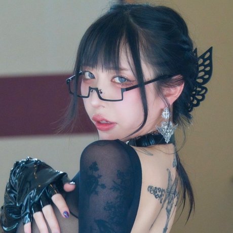 MeltyMelu naked model photos