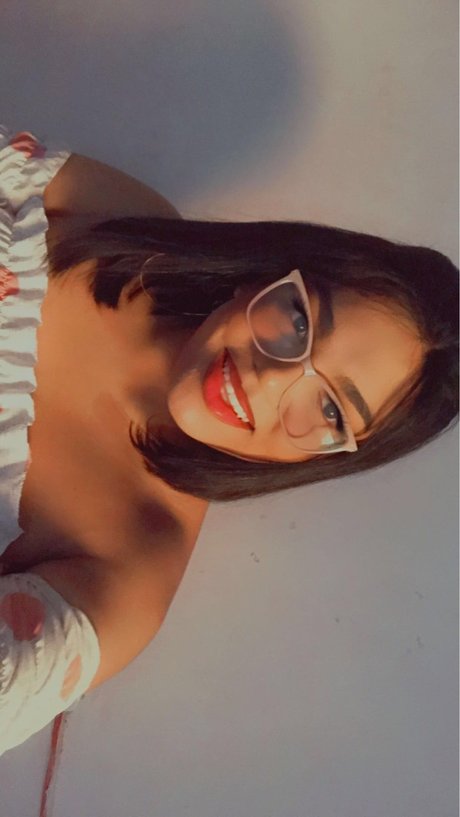 MEL JEGUINHA exclusive star photo