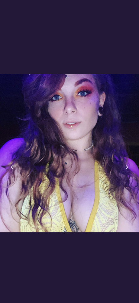 Illyria Raveen naked star img