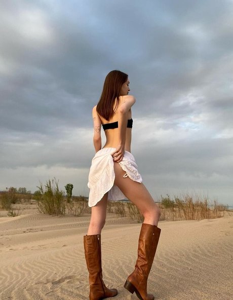 litlonn nude model images