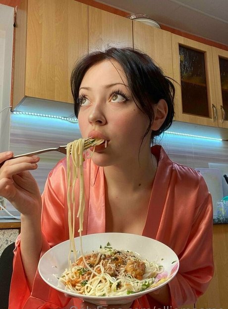 elliemooree perfect actress galleries