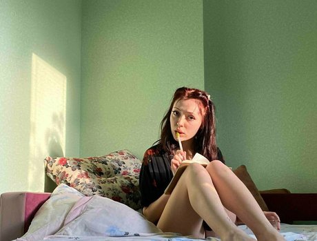 elliemooree porn star image