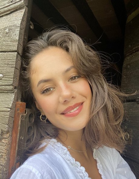 Saoirse Alicia Behzadi hd model picture