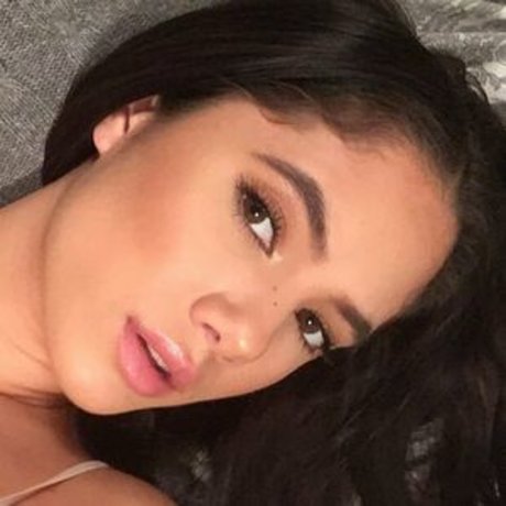 Saoirse Alicia Behzadi hot model pic