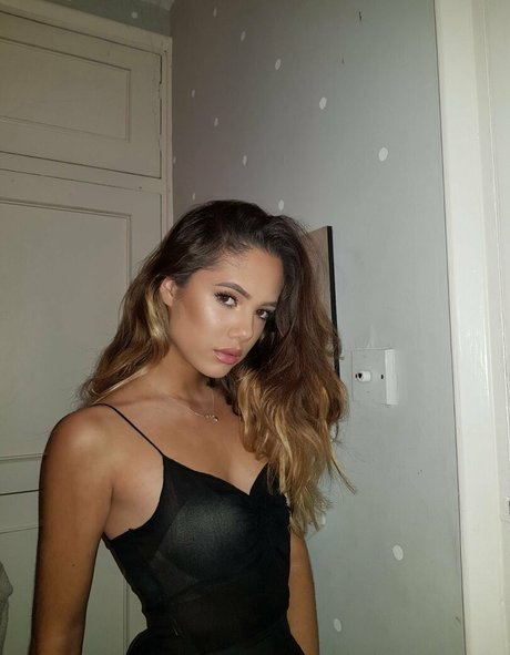 Saoirse Alicia Behzadi beautiful model pic