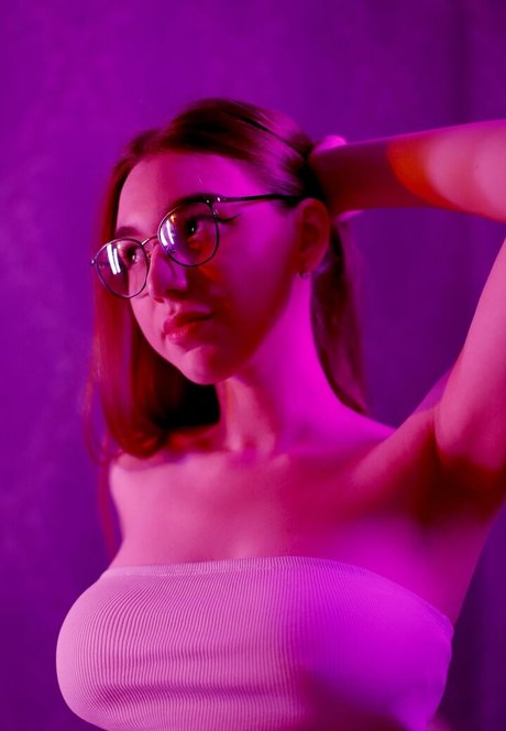 Nerdy Freyua sexy actress pictures