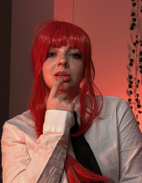 salems hailey model pretty picture