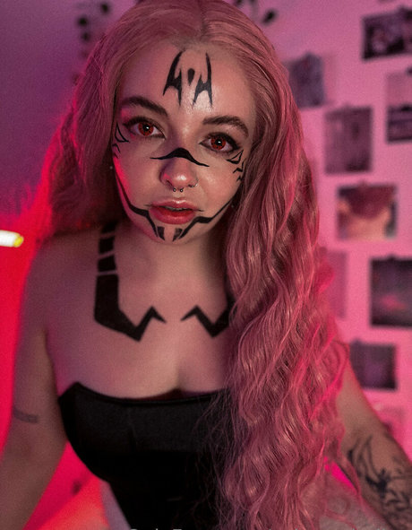 salems hailey model photo