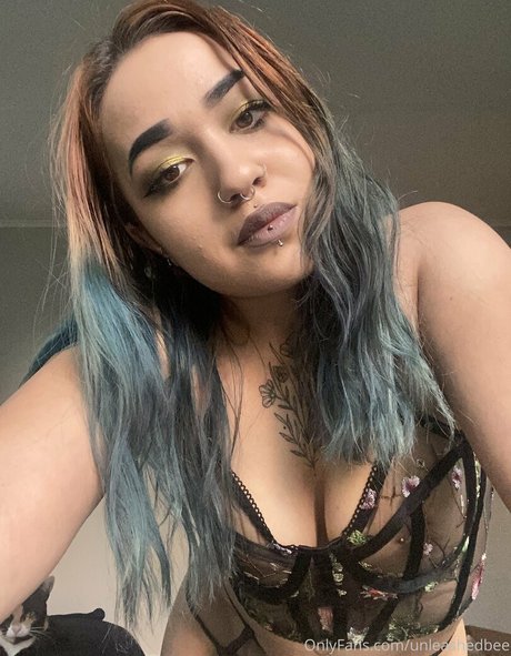 ariquxeen model top photo