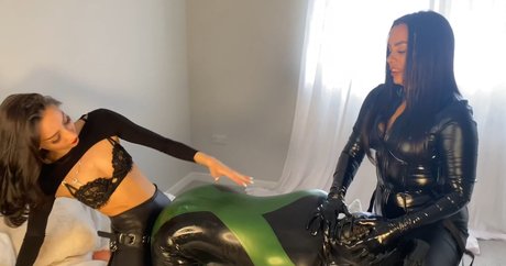 MistressLolitaH star nude pic