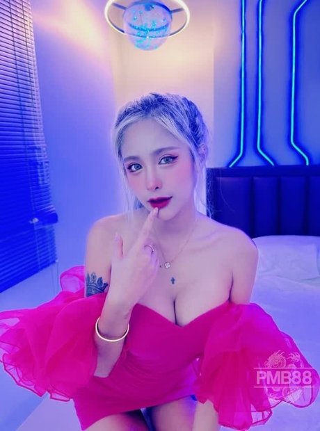 Khunkeekie model nude image