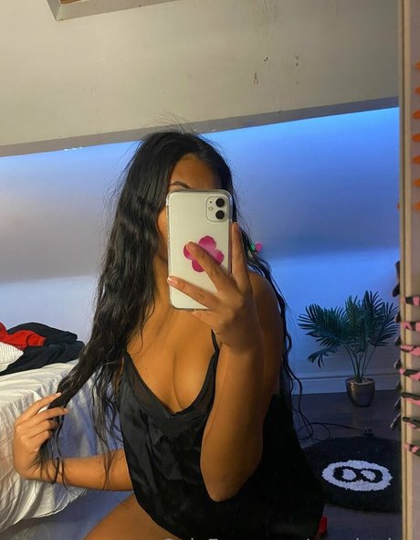 Yourkarina nude model img